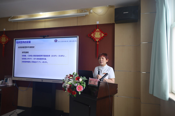 4.杨会护士长授课_副本.jpg
