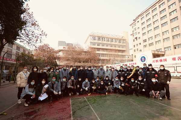 保卫部与后勤保障部协力搬运物资_副本.jpg